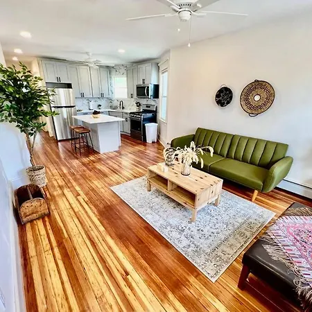 Modern Apartment - 3 Bedrooms, 2 Bathrooms